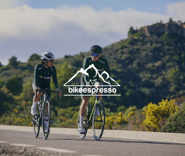 Ciclista che celebra la vittoria